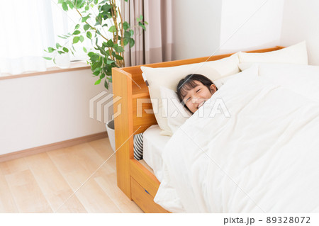 ベッドで寝る女の子 ベッドで寝る女の子 89328072