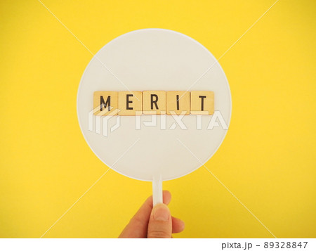 プレートにメリットの単語、ビジネス 89328847