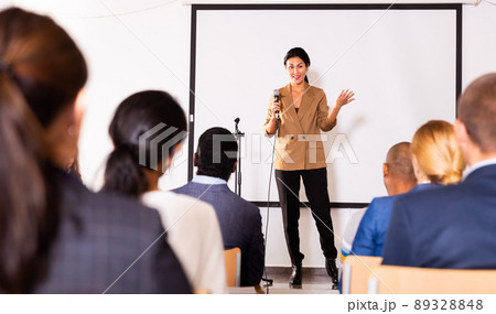 Cheerful asian woman business coach leading discussion with audience 89328848