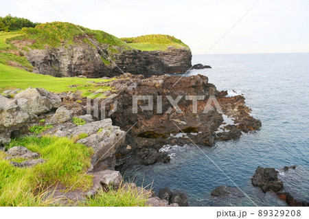 【壱岐市 鬼の足跡より南西の牧崎園地海岸線を望む】 【壱岐市 鬼の足跡より南西の牧崎園地海岸線を望む】 89329208
