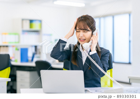 電話対応するオフィスのビジネスウーマン　　 89330301