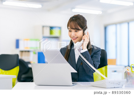オフィスで電話するビジネスウーマン　 89330360