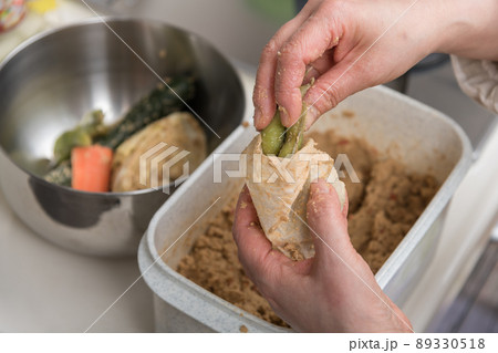 【出汁パックに入れて漬けた枝豆を糠床から取り出す】 89330518