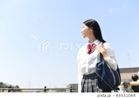 青空と黒髪の女子学生のイメージ 89331069