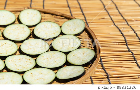 茄子の天日干し　茄子を干して栄養価アップ　茄子の乾燥　干し野菜 89331226