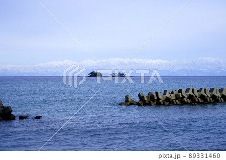 虻が島と海越しの立山連峰 虻が島と海越しの立山連峰 89331460
