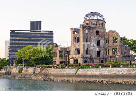現在の平和な夕方と対比する原爆ドームが示す戦争の怖さ5 89331803