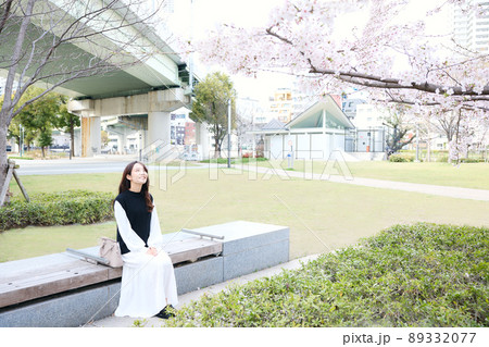 公園で花見をする女性 公園で花見をする女性 89332077