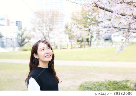 公園で花見をする女性 89332080