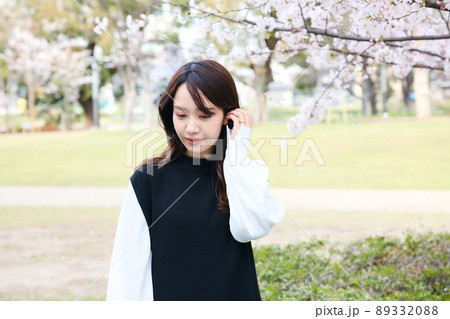 公園で花見をする女性 公園で花見をする女性 89332088