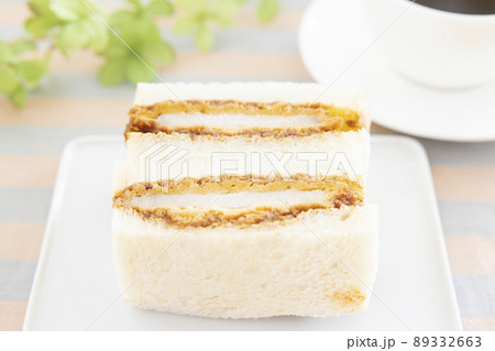 美味しいロースカツサンドとホットコーヒー 美味しいロースカツサンドとホットコーヒー 89332663