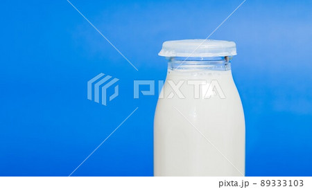 【飲み物】牛乳瓶の中の牛乳 青背景 【飲み物】牛乳瓶の中の牛乳 青背景 89333103