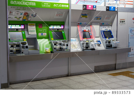 駅の切符売り場 89333573