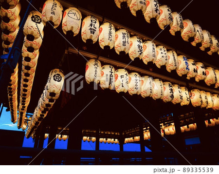 京都]八坂神社 黄昏時の舞殿提灯の写真素材 [89335539] - PIXTA