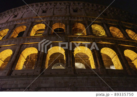 ローマ　コロッセオ　夜景 89335750