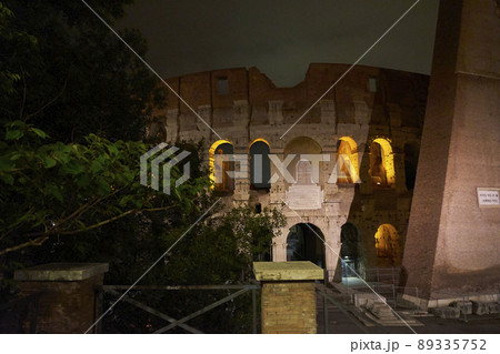 ローマ　コロッセオ　夜景 89335752