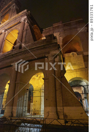 ローマ　コロッセオ　夜景 89335761