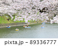 ボートに乗って水上から桜を眺める人　千鳥ヶ淵 89336777