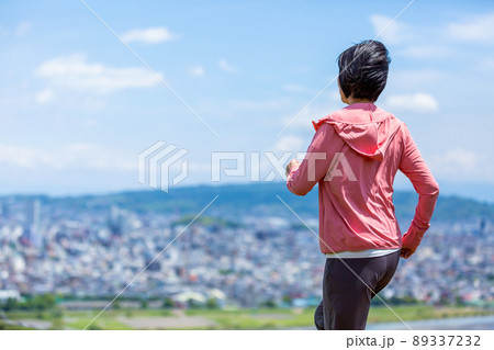 屋外で運動をする日本人のミドル女性 屋外で運動をする日本人のミドル女性 89337232