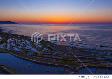 石川県 能登 白米千枚田の沈む夕日 石川県 能登 白米千枚田の沈む夕日 89338488