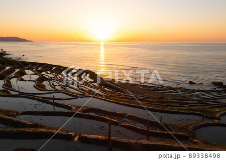 石川県 能登 白米千枚田の沈む夕日 石川県 能登 白米千枚田の沈む夕日 89338498