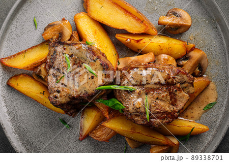 Mignon steak with potato wedges 89338701