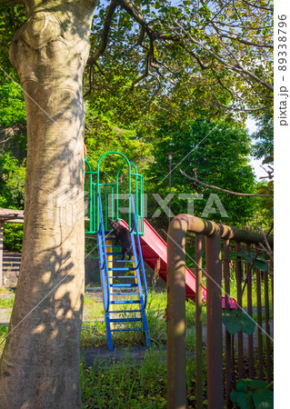 公園の遊具に登る猫 89338796