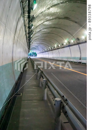 汐見台トンネルの歩道 89338798