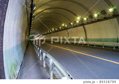 汐見台トンネルの歩道 89338799