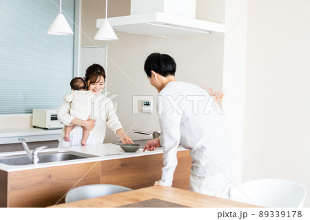 おうちで過ごす若いファミリー おうちで過ごす若いファミリー 89339178