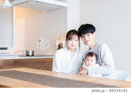おうちで過ごす若いファミリー 89339181