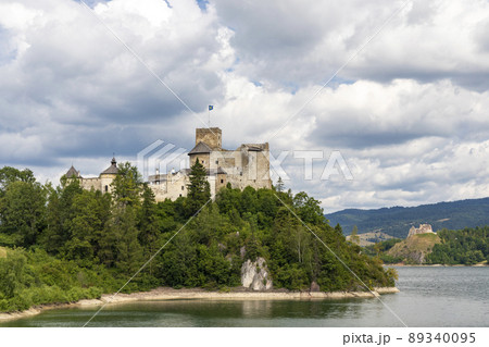 Niedzica castle over Czorsztyn lake in Pieniny, Poland 89340095
