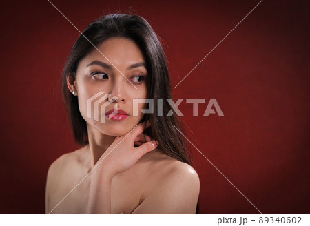 Pretty young woman with bare shoulder and torso Pretty young woman with bare shoulder and torso 89340602