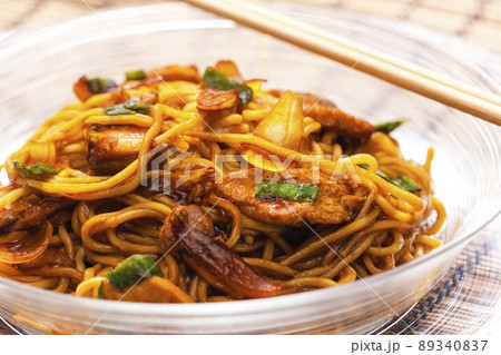 fried noodles with chicken meat in soya sauce fried noodles with chicken meat in soya sauce 89340837