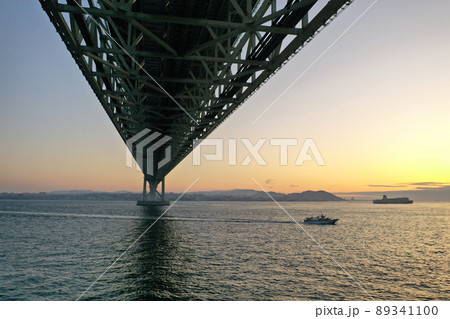 朝焼けの明石海峡と明石海峡大橋の空撮 89341100