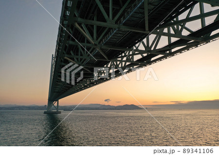 朝焼けの明石海峡と明石海峡大橋の空撮 89341106