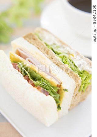 美味しいハムチーズサンドとツナサンドとホットコーヒー 89342100