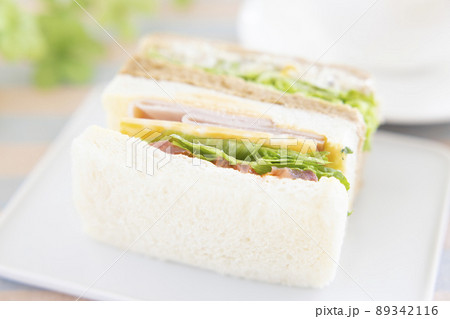 美味しいハムチーズサンドとツナサンド 89342116