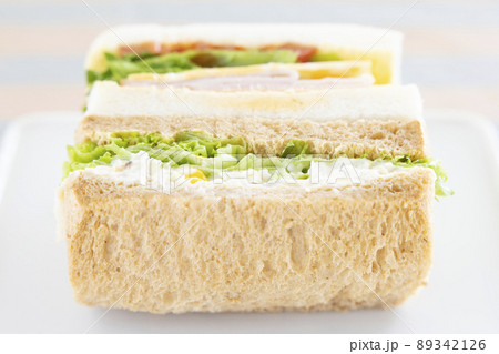 美味しいハムチーズサンドとツナサンド 89342126
