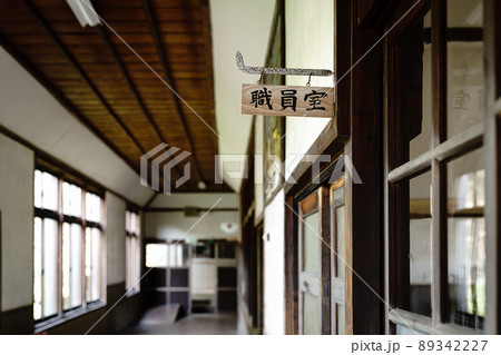 廃校になった古い小学校 89342227