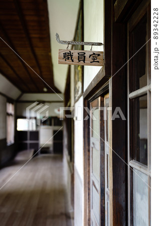 廃校になった古い小学校 89342228