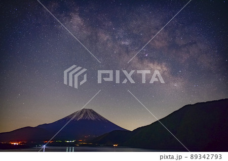 星空の本栖湖の富士山 星空の本栖湖の富士山 89342793