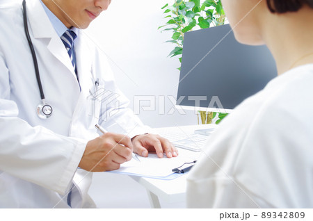 診察をする男性医師 89342809