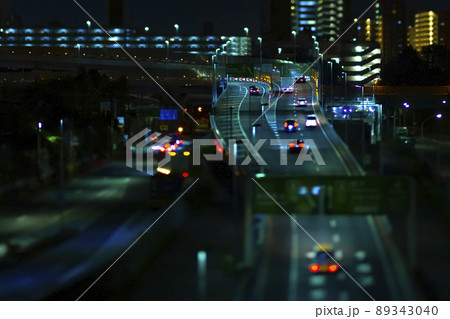ミニチュア風の首都高速中央環状線の交通【チルトシフト撮影】 89343040