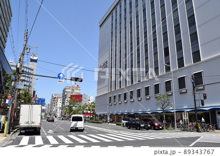 大阪上本町駅前の街並み 89343767