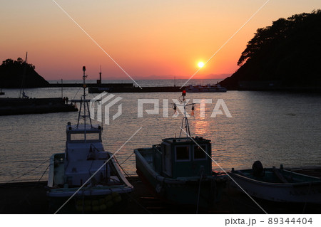 西伊豆町の夕陽 西伊豆町の夕陽 89344404