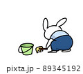 うさぎ　砂遊び　後ろ姿 89345192