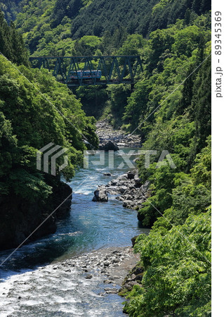 根尾川を渡る樽見鉄道 89345369