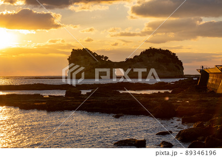白浜町円月島の夕景 89346196