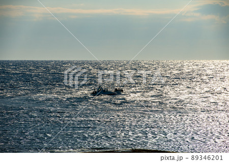 白浜町夕景の海と波を立てて走る船 89346201